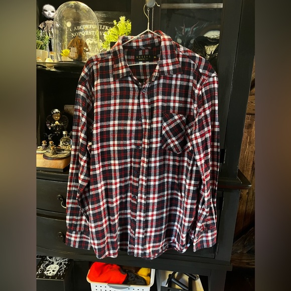 Whitechapel back patch Flannel 🖤 - Picture 2 of 2